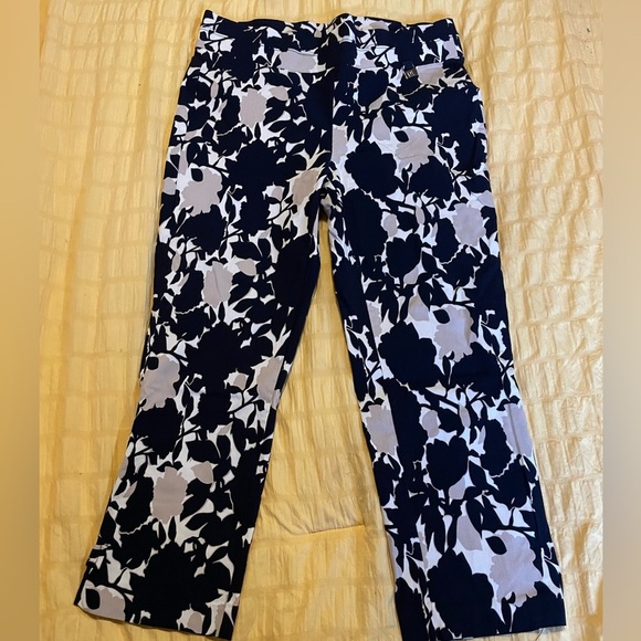 Rafaella Navy/White/Khaki flowered print capri cropped pants! 10 large stretch‎ - Picture 1 of 5